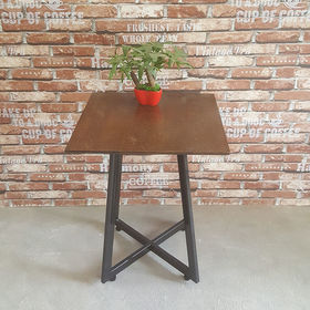 Bàn cafe gỗ cao su chân sắt hình vuông